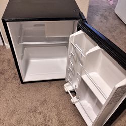 Mini fridge 