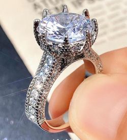 Beautiful New Noble 5 Ct  CZ Ring - Silver Plated. Lab diamond 