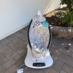Mamaroo 4 Moms Swing