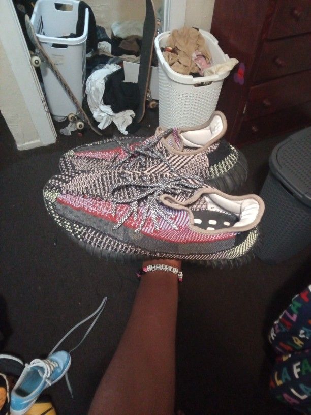 Adidas Yeezy Boost 350 V2 Yecheil sneaker.