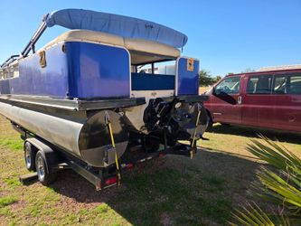 Pontoon boat