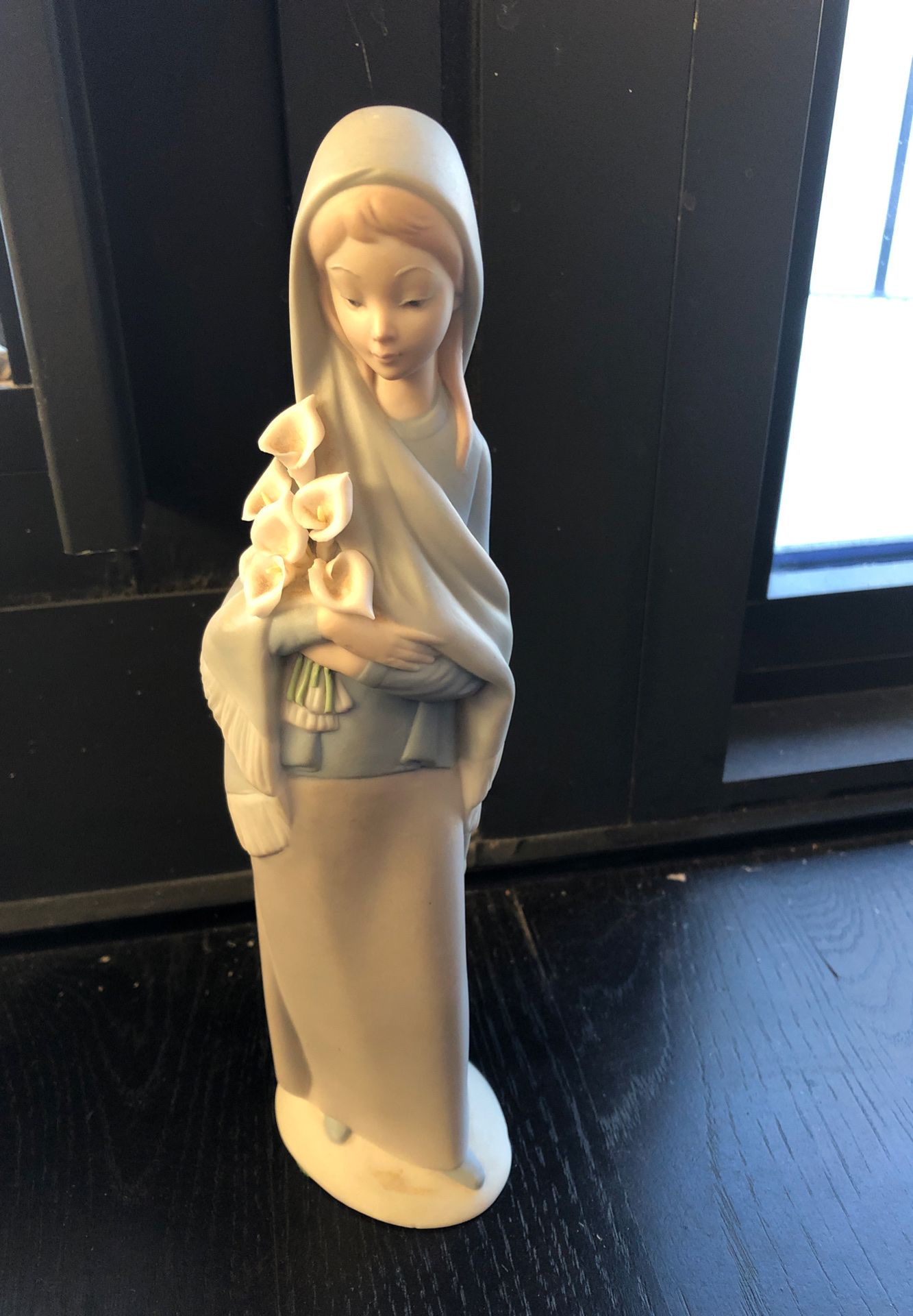 Lladro figurine - Girl with Calla Lilies