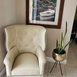 White leather entryway chair MINT PERFECT CONDITION 