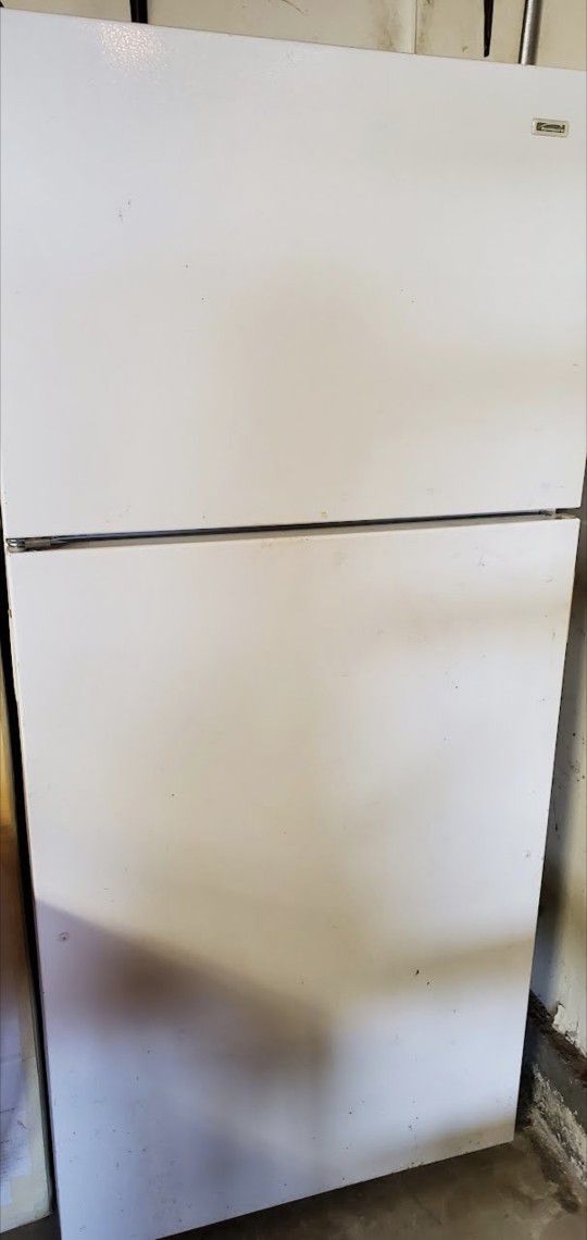 Kenmore Refrigerator 18cuft w/Top Freezer Works Well