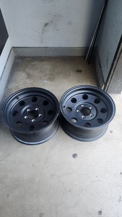 Estoy vendiendo. 2 rines son para Toyota tacoma son 15×7