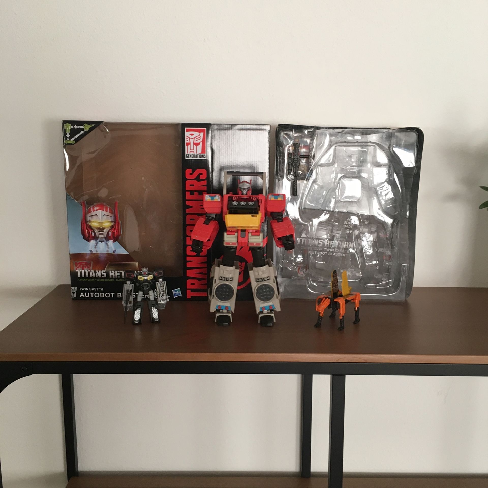 Transformers Titans Return Autobot Blaster W/ 2 Cassettes!