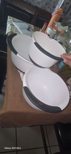 plastic bowls $10 3  bowls total https://offerup.com/redirect/?o=c20ubWVk and Lg.