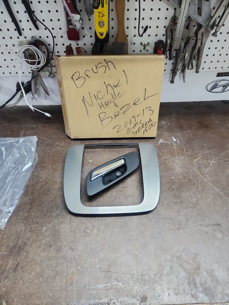 Free 2013 Chevy/Sierra Pickup Bezel & Door Handle