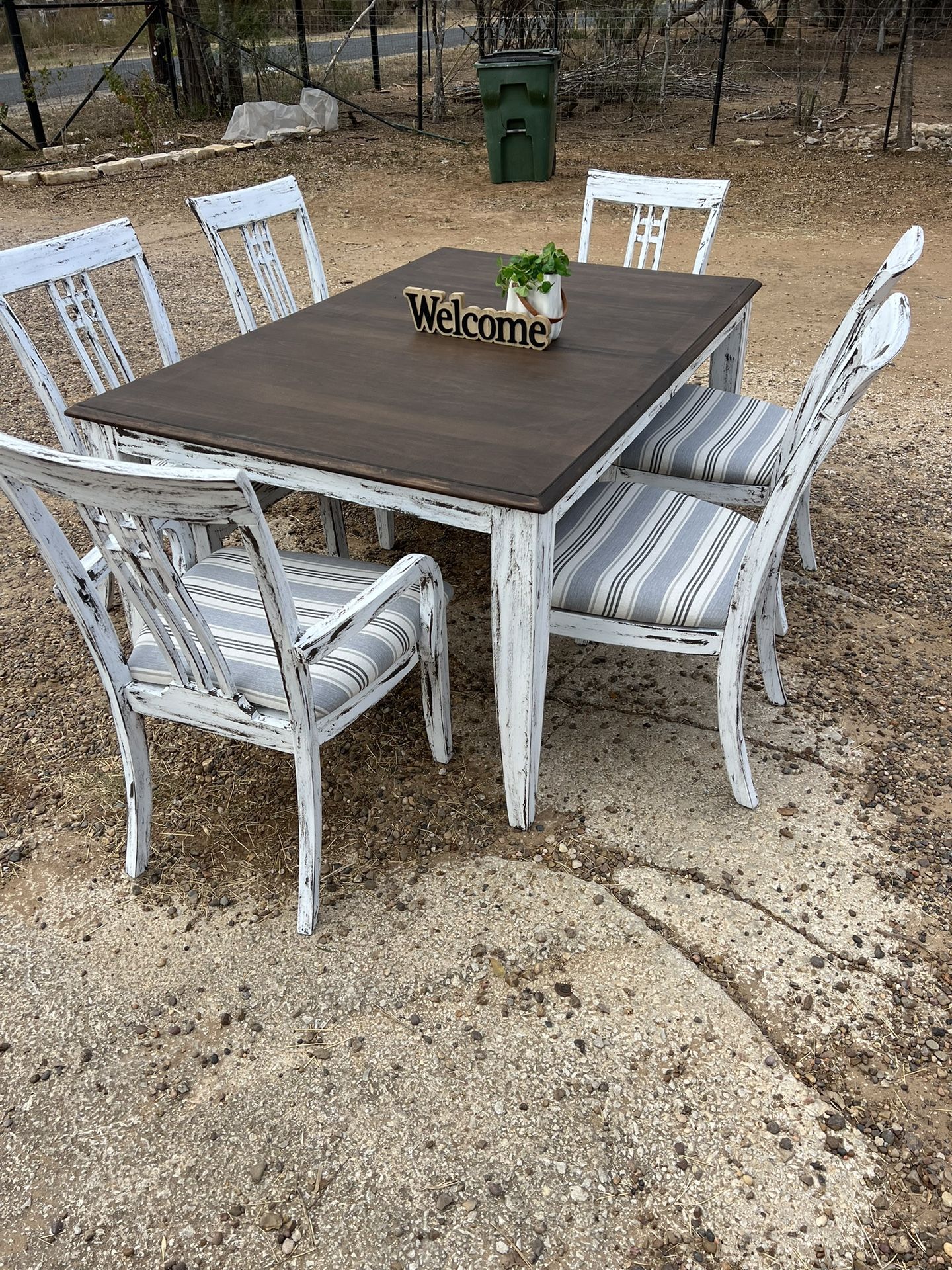 Farmhouse table w/6 chairs good condition and clean 380 delivery
