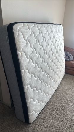 Queen size bed and foldable bed frame