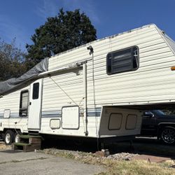29’ 1994 Sandpiper 5th wheel 