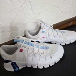 Nike Free Metcon 5 Women's Workout Shoes (DV3950-103, White/Fierce Pink/DEEP Royal Blue/Aquarius Blue) Size 10