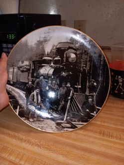 Plate,BNSF railway dinner size,color in description.