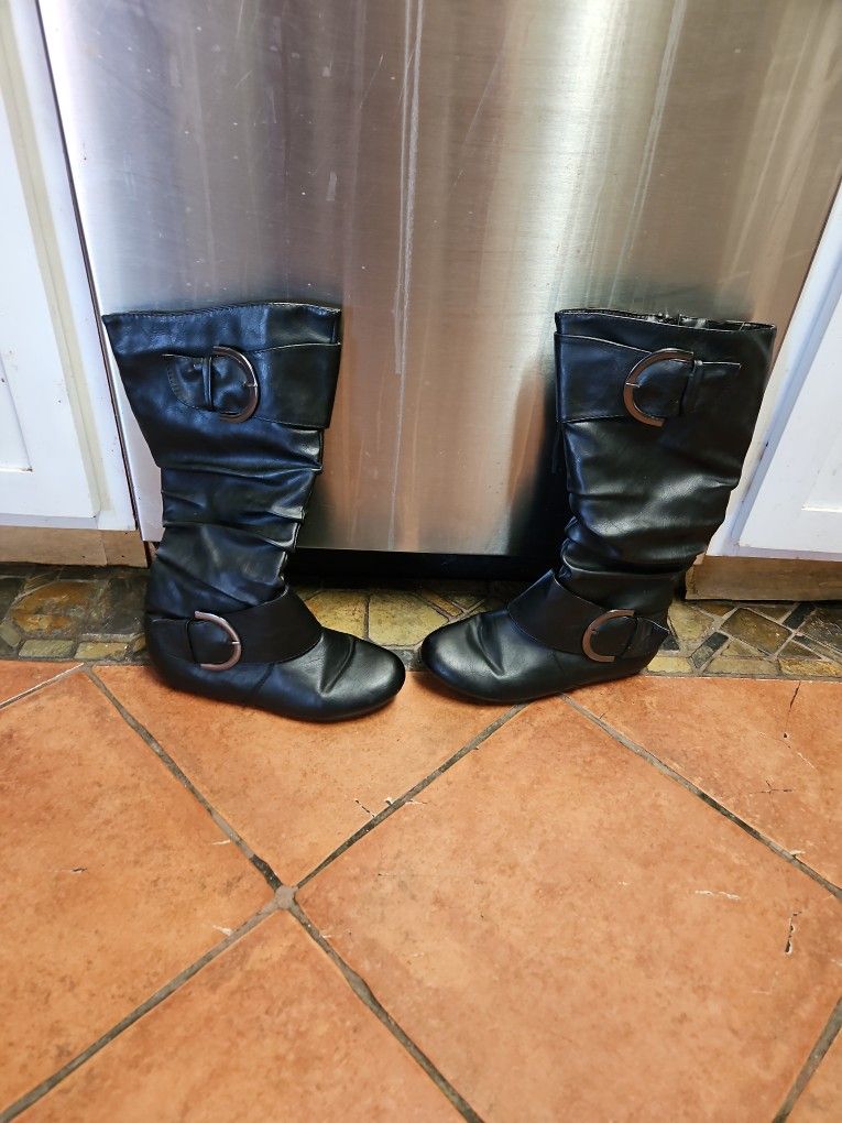 Ladies Boots Size 8 And A Half