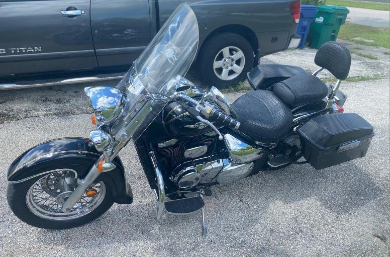 Suzuki bulevar 900cc del 2006 25000 millas es una moto crucero