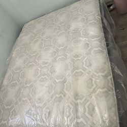 Colchón Queen usado por 2 meses $120