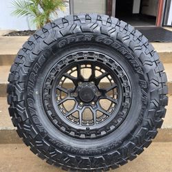17" LOCK COMMANDO w- 35" Toyo RT Trail. $2300
