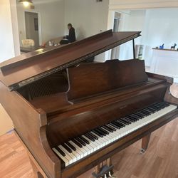 Piano Estey