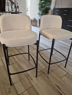 Beautiful 2 bar Stools Exelent Condition 24"