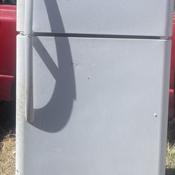 $325.00 EXCELLENT WHITE FRIGIDAIRE REFRIGERATOR FRIDGE WITH ICEMAKER & WATER LINE CAPABILITY  Measures 65 3/4 in TALL x 29.5 in WIDE x 30 in DEEP.... 