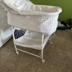 Auto Gliding Bassinet
