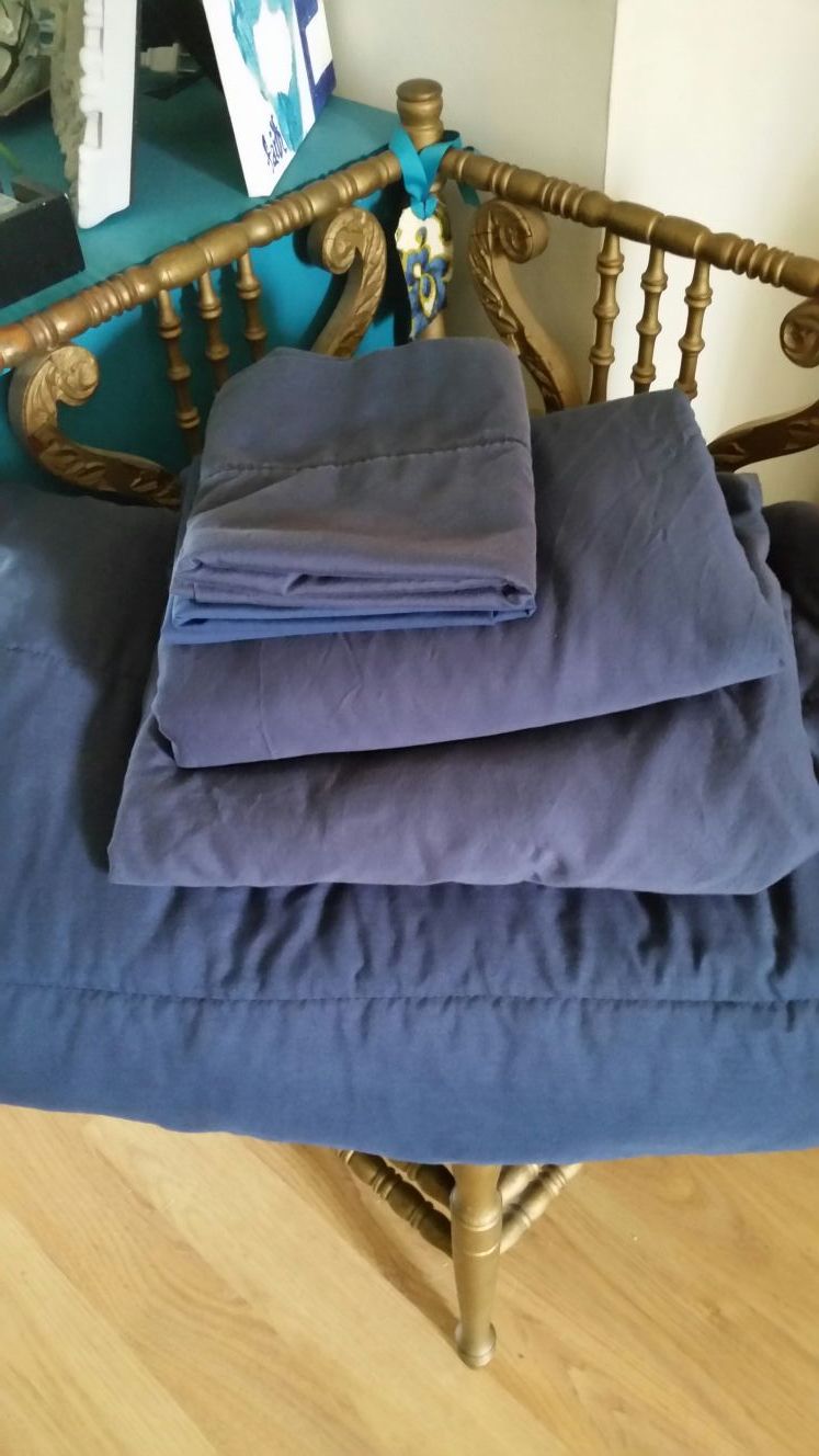 QUEEN SET COMFORTER & SHEETS