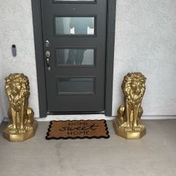 Lion statues 