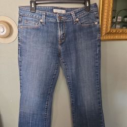 LEVIS SIZE 6 MEDIUN WOMENS . 
