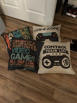 4 Throw Pillows