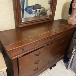 Dresser With Mirror 