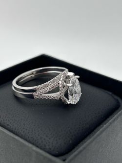 Pear shape Diamond ring with matching band