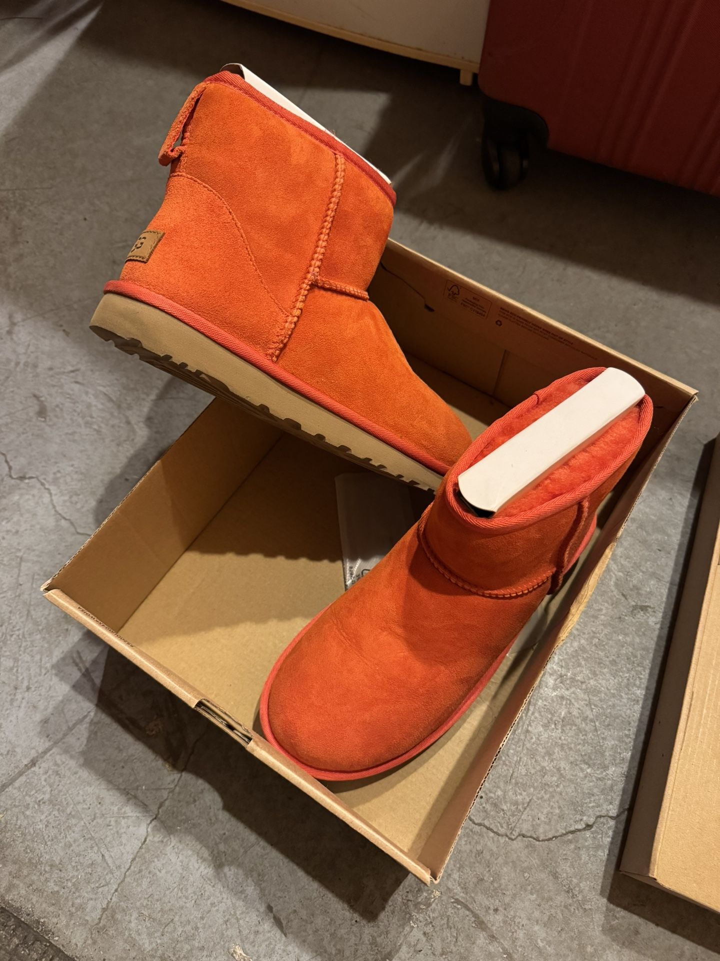 WOMENS UGGS SZ 8