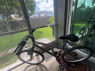 HUFFY MULTI GEAR BIKE WITH TIRE PUMP