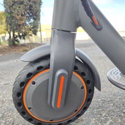 Electric Scooter Like New 20mph 20miles Foldable
