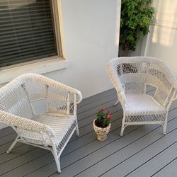 Vintage White Outdoor Seating Wicker Furniture Set