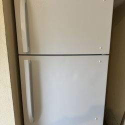Refrigerator 18 Cubic Feet Excellent & Clean