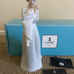 Lladró Mother’s Embrace Figurine