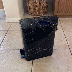 mDesign Slim Metal Rectangle 1.3 Gallon/5 Liter Trash Can 