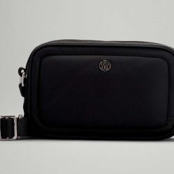 Lululemon Crossbody Camera Bag 2L Black