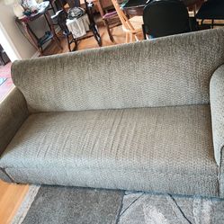 Couch - no pet dander or damage