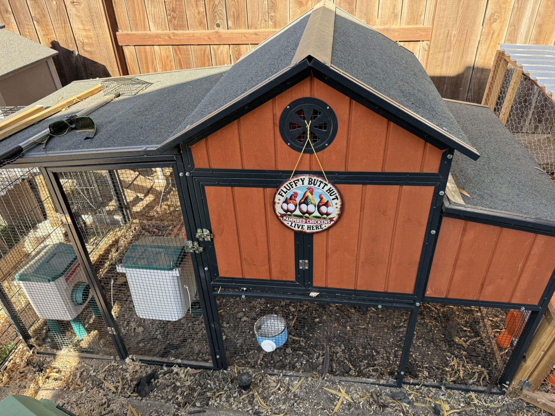 🐓 Chicken Coop with Run – Tractor Supply