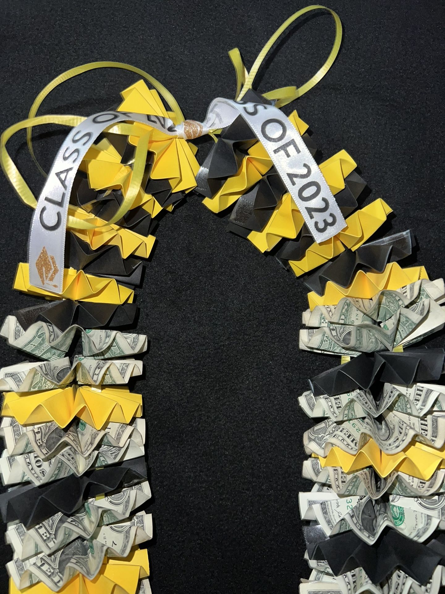 Yellow And Black Graduation Money Leí