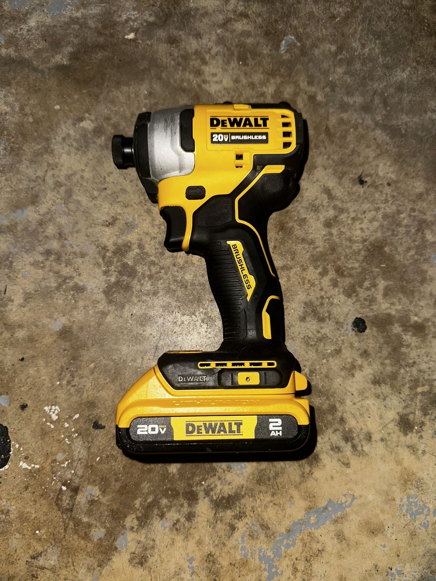 DEWALT 1/4 Impact Driver With Battery