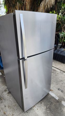 Precioso Refrigerador Whirlpool seminuevo tiene maquina para hacer hielo listo para usar super limpio lo tengo conectado $250