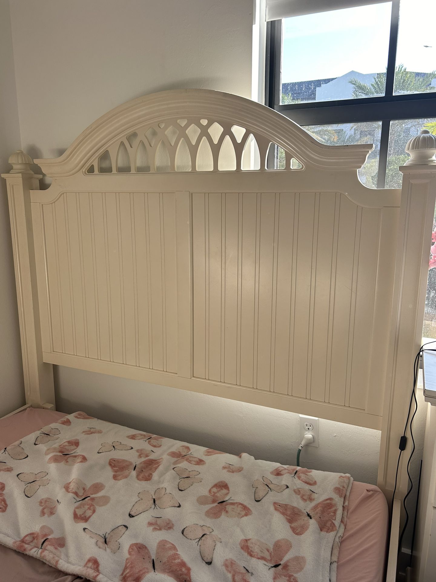 Moving Must Go ! Heavy Wood Bed Frame Queen 