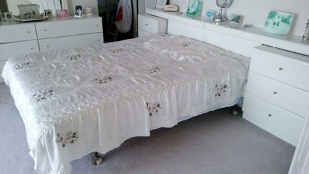 9 piece bedroom. Set.