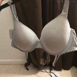brand new victoria secret bra, never worn 