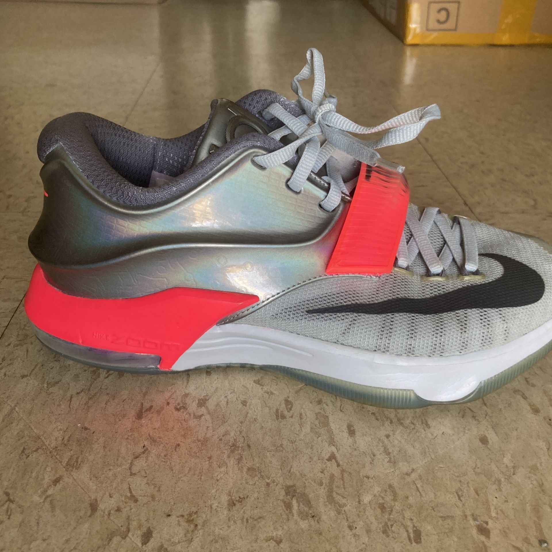 KD SHOES SIZE 7 LMK ASAP LIKE GET RID OF UM