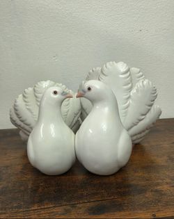 Lladro A Couple of Doves