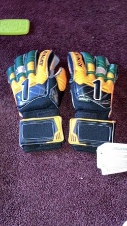 NWT Rinat Soccer Gloves Size 7 With Finger Save